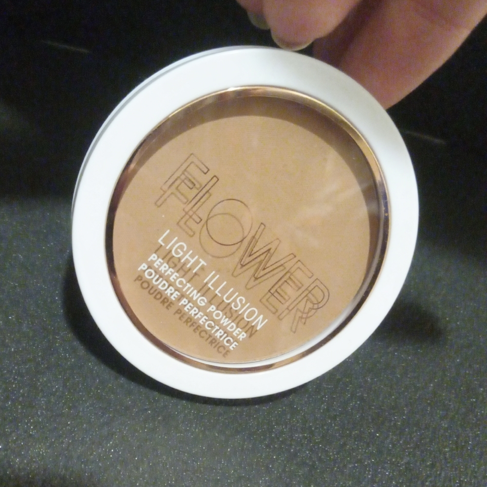 New Sealed FLOWER Light Illusion Perfecting Powder